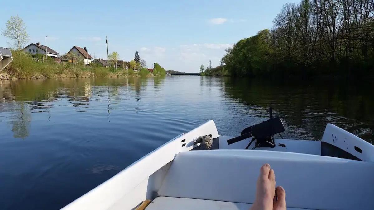 Geräumiger Wohnwagen unter Bäumen neben Mur-Stausee Feldkirchen bei Graz Exterior foto